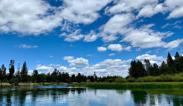 RiverBend House - near Sunriver & Mt Bachelor, community dock & pool, pool table