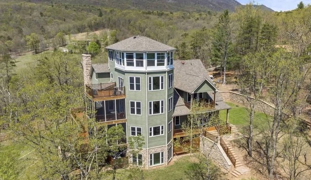 Riverbend Lodge Spacious Riverfront Home with Hot Tub, Pool & Mountain view
