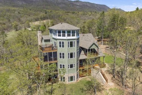 Riverbend Lodge Spacious Riverfront Home with Hot Tub Pool & Mountain view