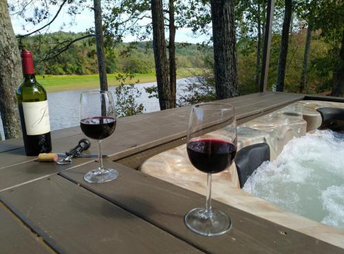 Riverbend Ranch for Family Fun on Smith Lake! Dogs welcome!