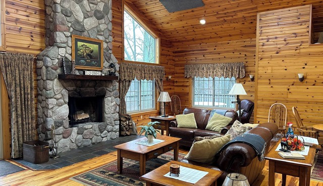 Riverbend Retreat Lodge with fireplace, hot tub, two pools & pickleball ct.