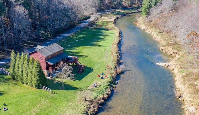 Riverbend Retreat - New River frontage, hot tub, pool table!