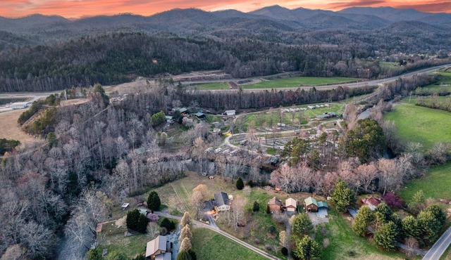 Riverbend Run - Smoky Mountain Views - Private Spa - Large Yard & River Dock
