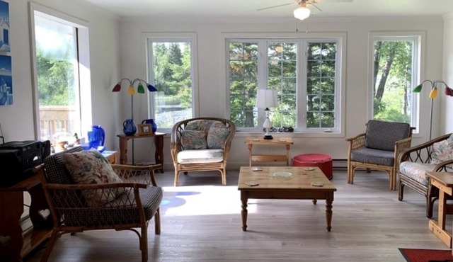 Riverbend Waterfront Cottage