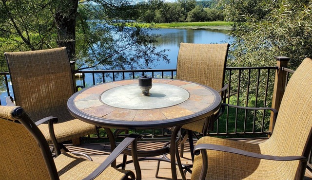 Riverbend waterfront, game room, fire pit, private dock