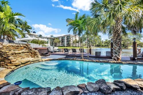 Riverbend Yacht Retreat Waterfront Villa with Pool