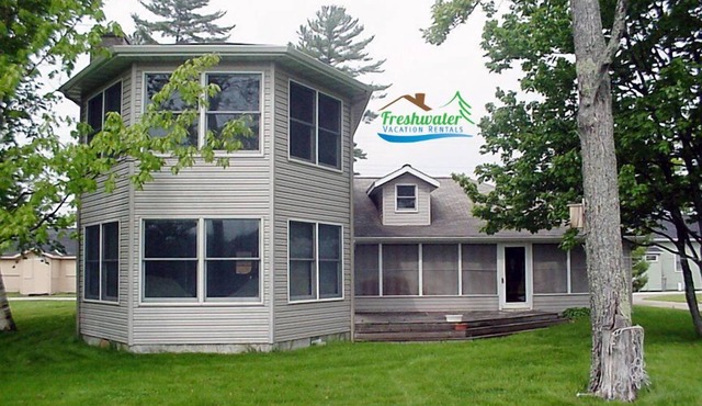 Riverdale Hideaway (On Indian River)- Great central U.P location!