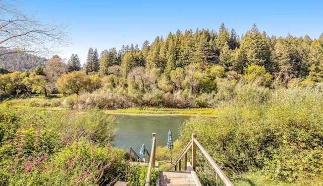 Riverdale- w/seasonal dock/boats, hot tub, large yard, dog-friendly!