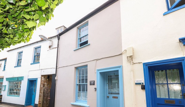 RIVERDANCE COTTAGE, pet friendly, with open fire in Lyme Regis