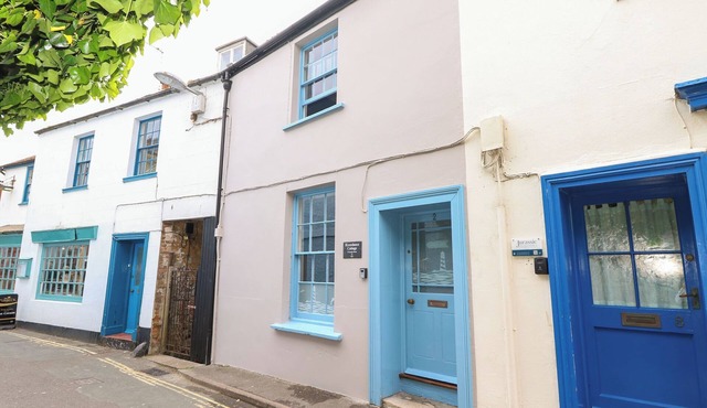RIVERDANCE COTTAGE, pet friendly, with open fire in Lyme Regis