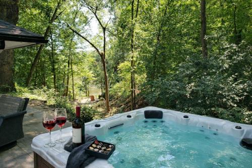 RiverEdge Haven Hot Tub, 5 Beds, Kayaks Near ND