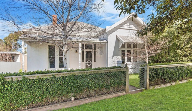 Riverend Regent - Charmingly Central Home With Tastefully Modern Features