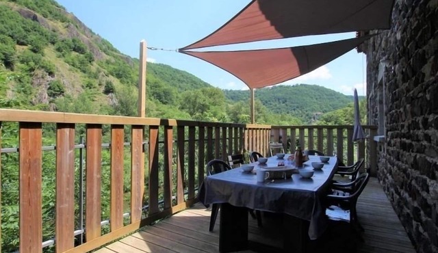 Riverfront Retreat with Spacious Rooms & Terrace - Ideal for Families and Adventurers