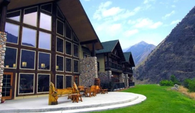 Riverfront 1 Bedroom Suite at Salmon Rapids Lodge