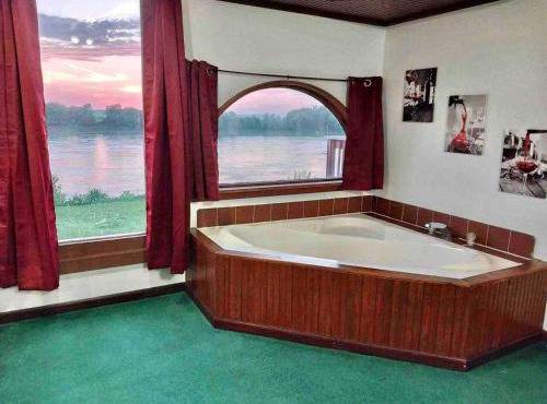 Riverfront 2 bdrm Jacuzzi Cabin with Sunset Balcony