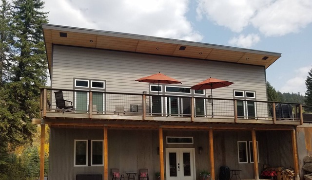 Riverfront 2 bedroom, 1 bath lower level 1,300 sq ft. apartment on Crystal River
