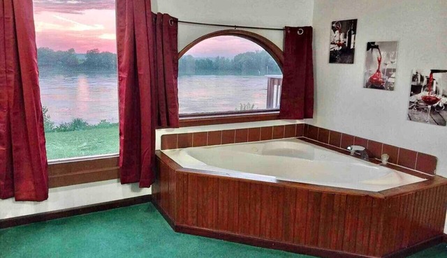 Riverfront 2 BR Jacuzzi Cabin w/Sunset Balcony