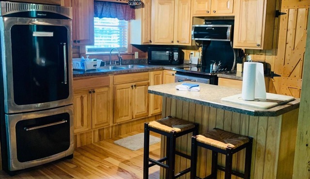 RIVERFRONT 2 STORY, 4 BR, 2 Bath, Washer/Dryer, HOT TUB, Pet Friendly
