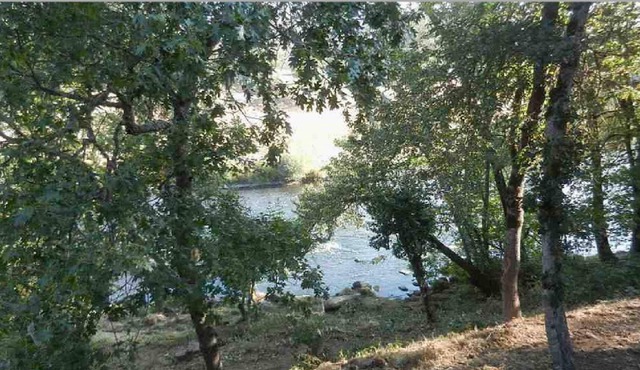 Riverfront 2-Story House Overlooking Rogue River