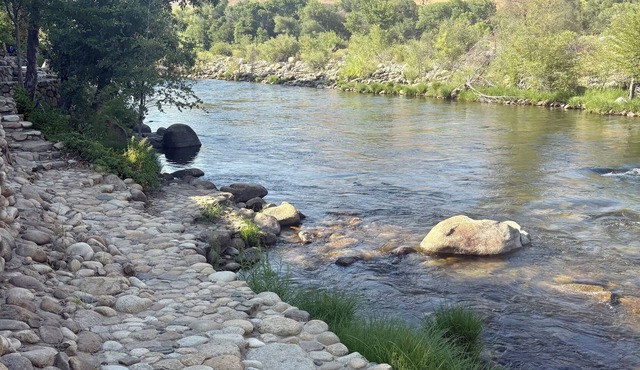 Riverfront 2BR w/Saline Hot Tub, Private Beach & Walkable Kernville