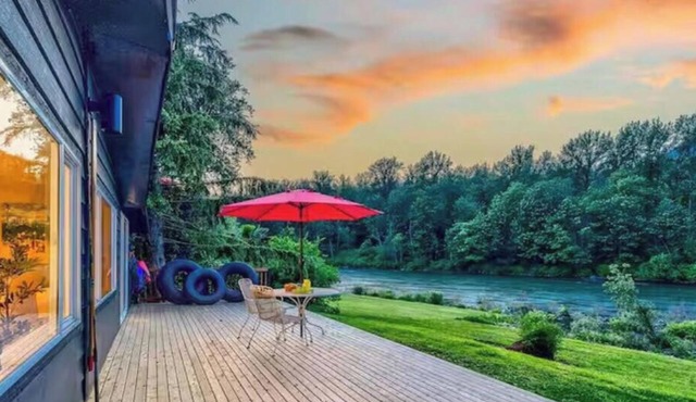 Riverfront 3-bedroom house in lovely Big Bend, Gold Bar, perfect for relaxing