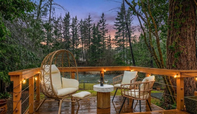 Riverfront 4-bedroom house in tranquil North Bend with fitness room