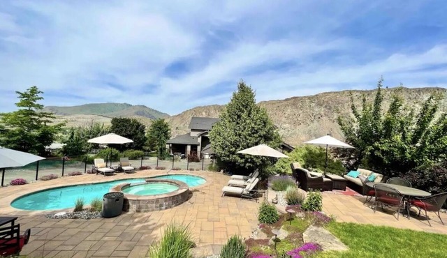 Riverfront- 5 Mins to Chelan+Views+Pool