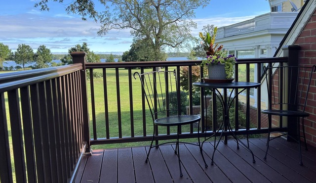 Riverfront Apartment with pool