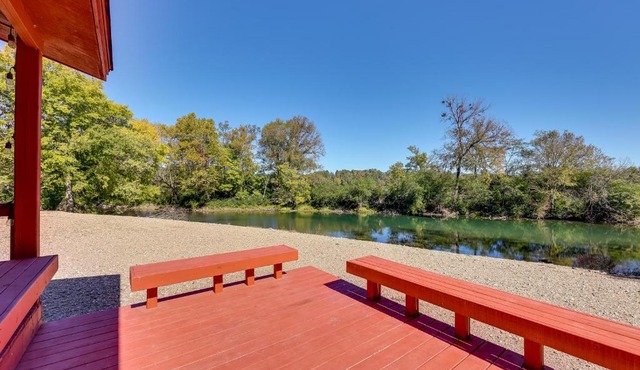Riverfront Arkansas Abode - Furnished Deck and Grill