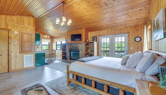 Riverfront Berryville Cabin w/Grill & Fireplace!