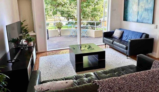 Riverfront Bliss - Upscale 3BR House Walking Distance to Showgrounds and Flemington Racecourse