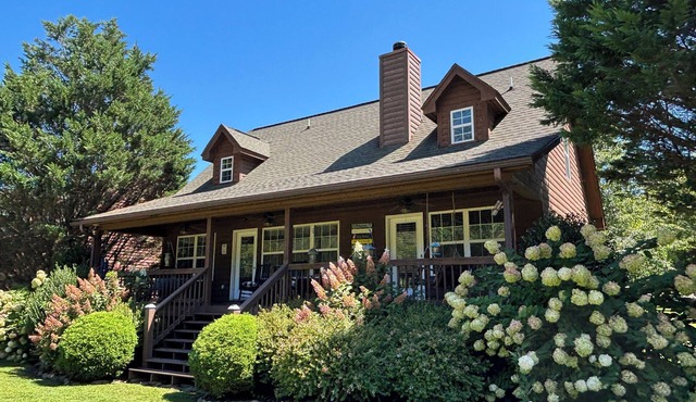 Riverfront Cabin 3 Bd, 2.5 Bath, WIFI, Pool, Covered Parking, Paved Drive