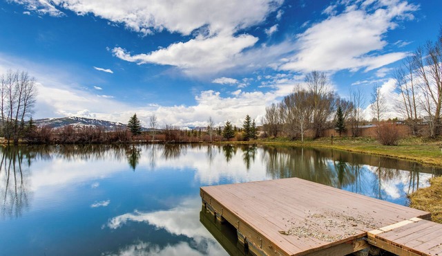 Riverfront Cabin, 4 Mi to Granby Ranch
