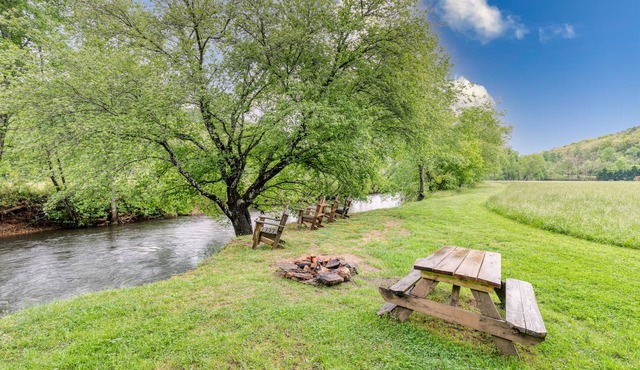 Riverfront cabin, arcade, hot tub, pool, trout fishing, pet friendly