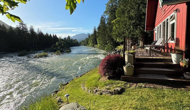 Riverfront Cabin! BBQ, HOT TUB, FIRE PIT, 4 BEDROOMS