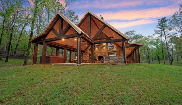 Riverfront Cabin, Bunkhouse & Saloon-160 Acres/Hiking Trails!Kayaks Provided!