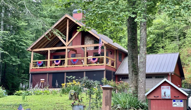 Riverfront Cabin by downtown Helen! Hot Tub, FirePit,Arcade Games & private Park