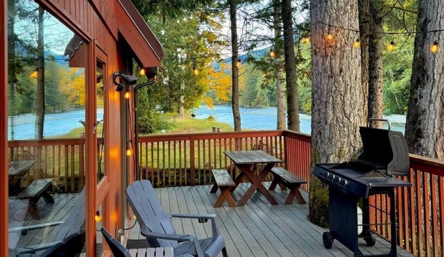 Riverfront Cabin, Cov Hot Tub, Pets ok, King Beds, Modern Bathroom - Fox Haven