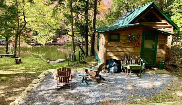 Riverfront Cabin for Two, Perfect Getaway! Summer- Weekly only Sat. to Sat.
