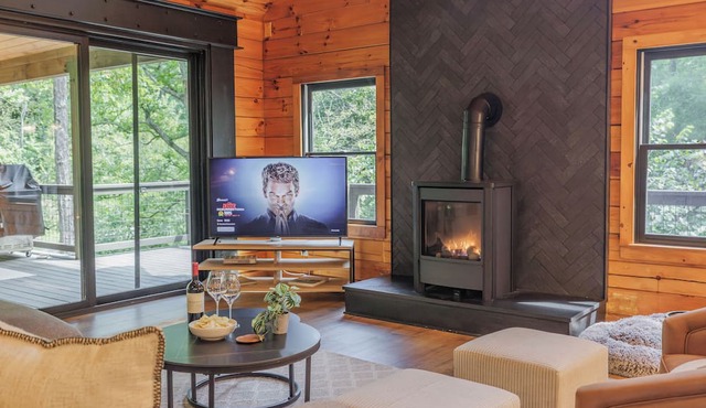 Riverfront Cabin, Game Room, Hot Tub, Fire Pit! Only 10 mins from Downtown BR!