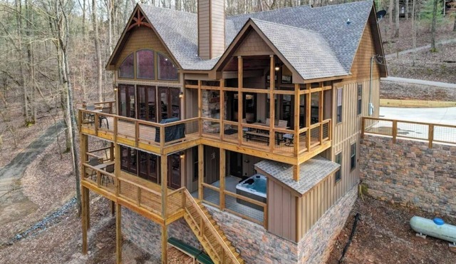 Riverfront Cabin! Hot Tub, Bar, & Fireplace; Family Friendly; Fire Pit