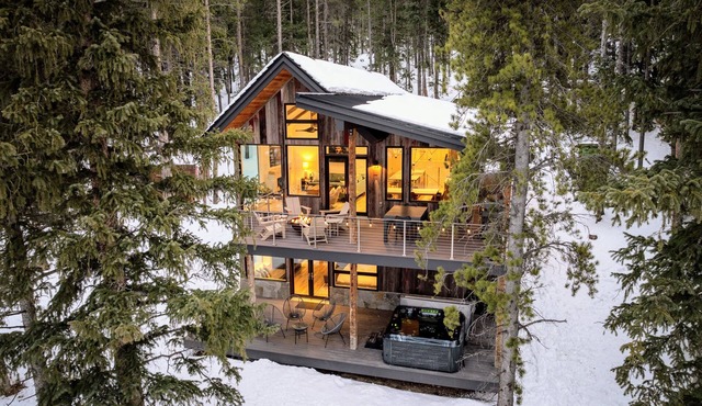 Riverfront Cabin – Hot Tub, Fire Pit & Steam Shower