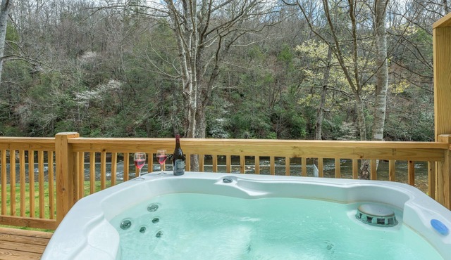 Riverfront Cabin, Hot tub, Fire Pit, Grill, Wi-Fi, Private, Fishing, Swimming