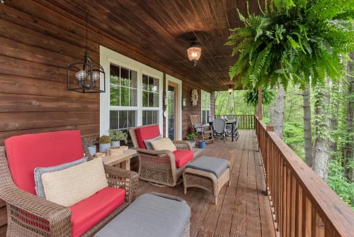 Riverfront Cabin in Crumpler- Sleeps 6, 30 Mins to West Jefferson