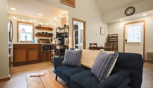 Riverfront Cabin. Minutes from Mt.Airy & Kalahari