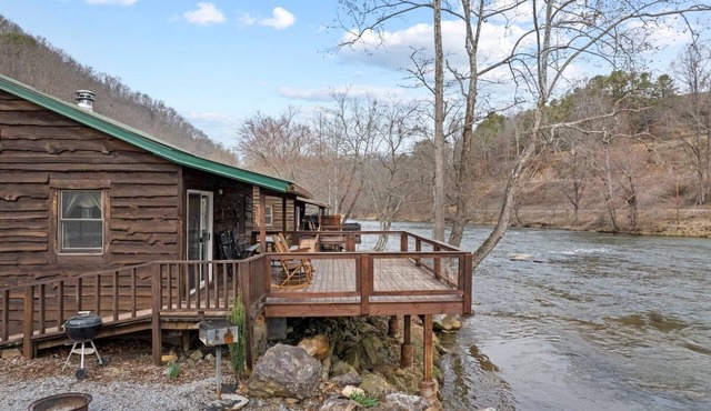 Riverfront Cabin, Mountain Views, Fishing, and Rafting!