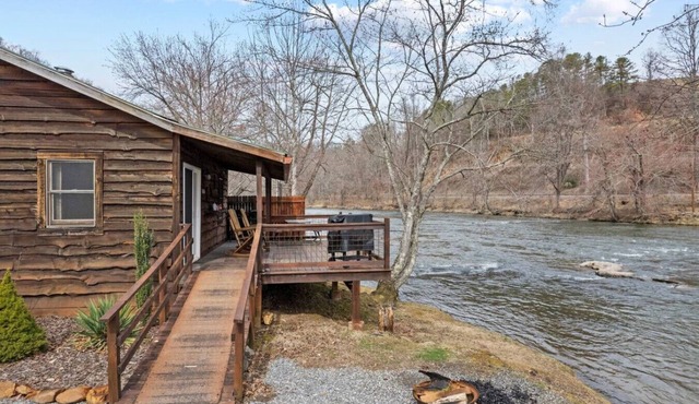Riverfront Cabin, Mountain Views, Fishing, and Hiking!