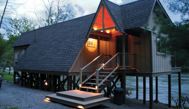 Riverfront cabin near New River Trail, Claytor Lake, and Draper Mercantile. Screened porch.