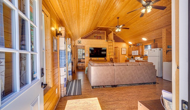 Riverfront Cabin Near Smoky Mountain National Park
