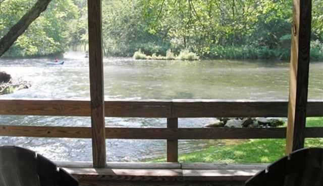 RIVERFRONT Cabin on Nantahala River, Minutes from NOC